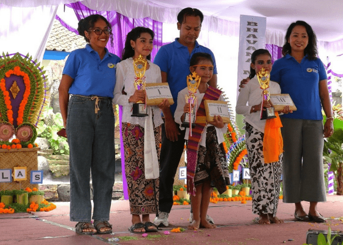 Siegerehrung Klasse 4 in Bangle mit Vorstandsmitgliedern Sutha und Jero Wimega und unserer Lehrerin, Miss Rose (links).