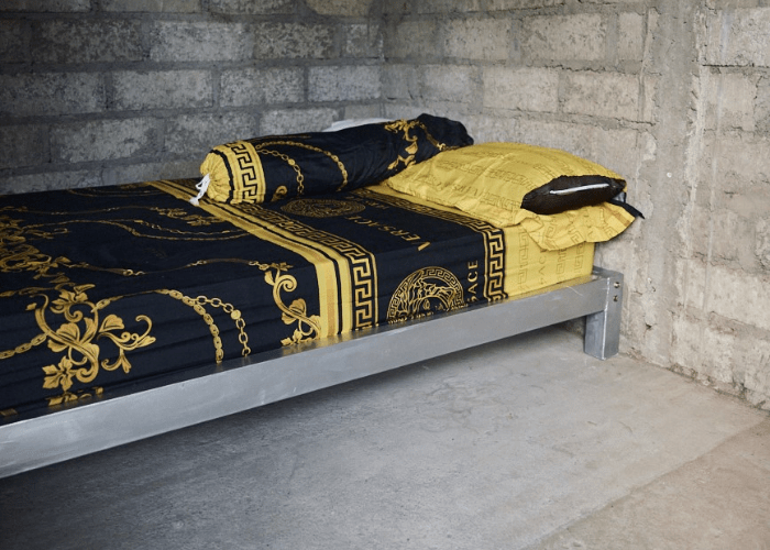 Eines unserer Metallbetten mit Matratze