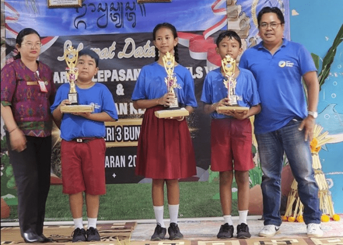 Siegerehrung Klasse 4 in Banyuning mit Vorstandsmitglied Mangku und der Klassenlehrerin.