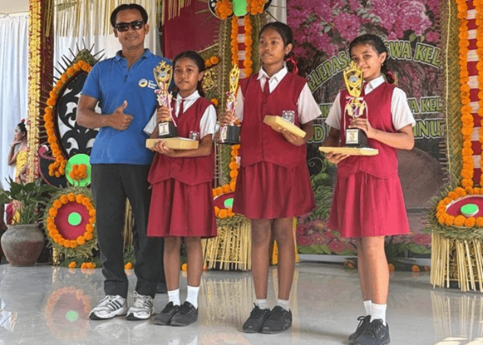 Siegerehrung Klasse 4 in Lean mit Vorstandsmitglied Sutha. Übrigens sind 10 von den 15 besten Schülerinnen und Schülern Mädchen.