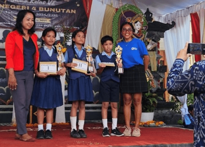 Siegerehrung Klasse 4 in Bunutan mit Lehrerin Miss Rose (rechts) und Vorstandsmitglied Jero Wimega.