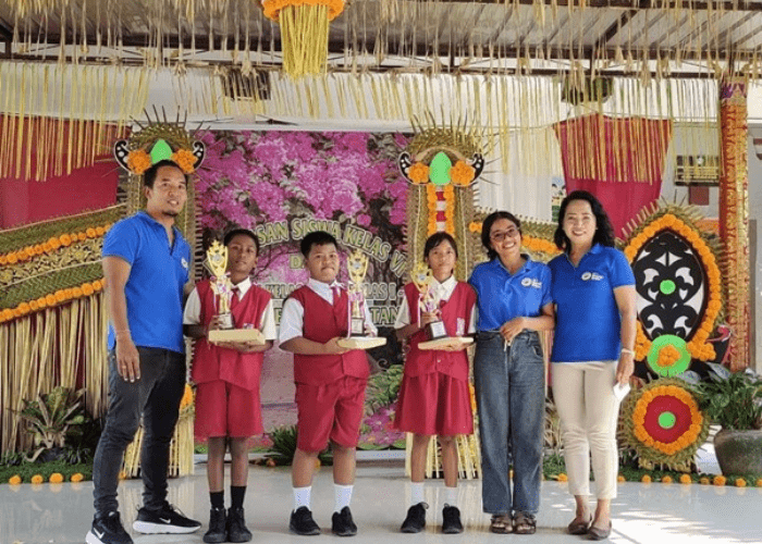 Siegerehrung Klasse 5 in Lean mit Vorstandsmitgliedern Putu und Jero Wimega (ganz rechts) und unserer Lehrerin, Miss Rose. Unsere Vorjahresbeste, Ayu (rechts), hat auch dieses Jahr ein hervorragendes Ergebnis erzielt.