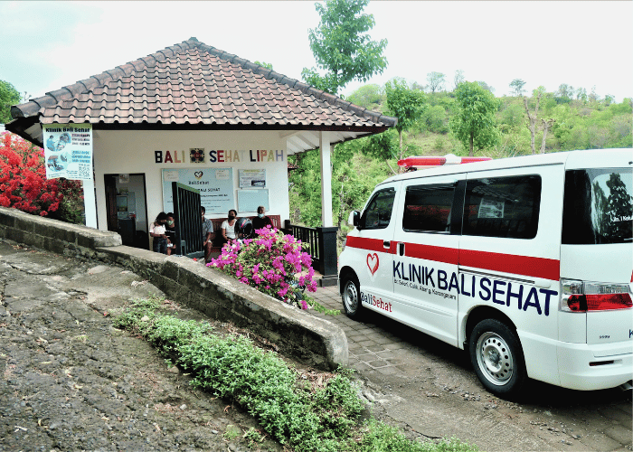 Krankenwagen vor der kleinen Dorfklinik in Bali